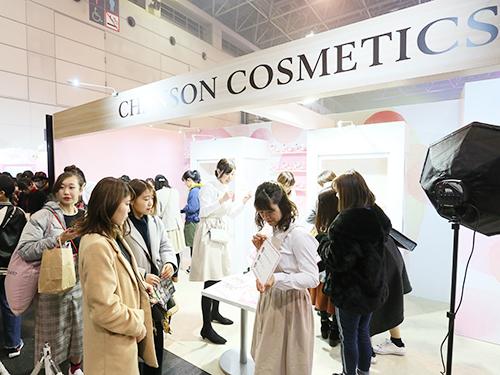 TGCのシャンソン化粧品のブースでは来場者にメーキャップを施した